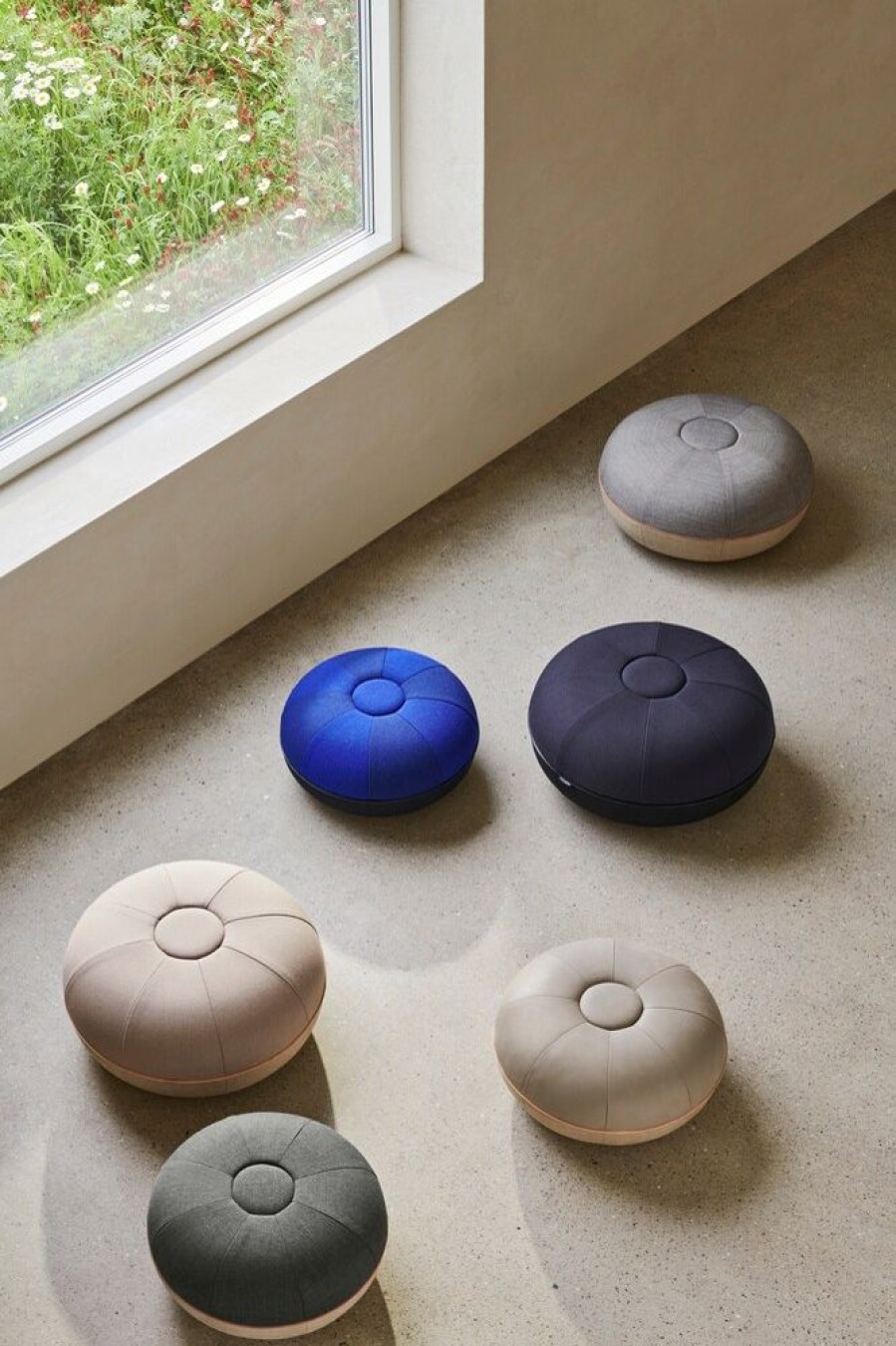 Mobler Fritz Hansen Sittpuffar | Pouf Sittpuff Small, Ovandel Lader / Ljusgra