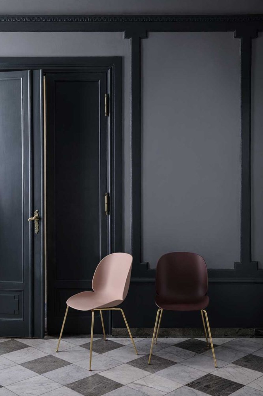 Mobler GUBI Matstolar | Beetle Dining Chair, Conic Base Brass/Pebble Brown