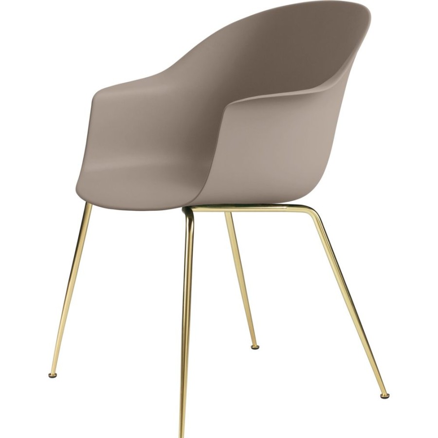 Mobler GUBI Matstolar | Bat Stol Conic, Brass Semi Matt/ New Beige